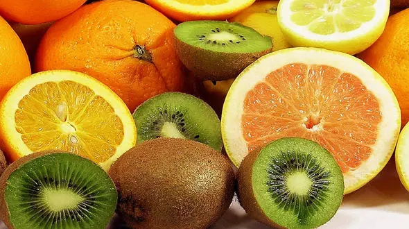 جوان بمانید با میوه‌ ها! قدرت شگفت‌ انگیز ویتامین C خوراکی برای پوست شما