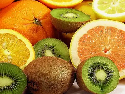 جوان بمانید با میوه‌ ها! قدرت شگفت‌ انگیز ویتامین C خوراکی برای پوست شما