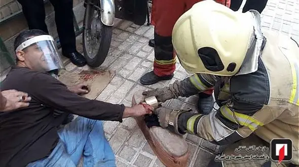 زخمی شدن دست کارگر جوان هنگام کار با دستگاه تراش + عکس