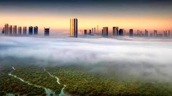 مه سحرآمیز در آسمان این شهر زیبا و مدرن