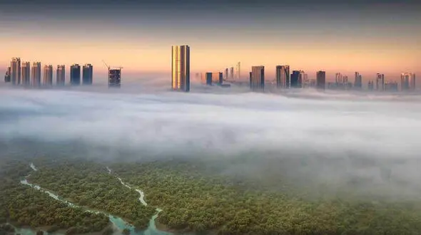 مه سحرآمیز در آسمان این شهر زیبا و مدرن