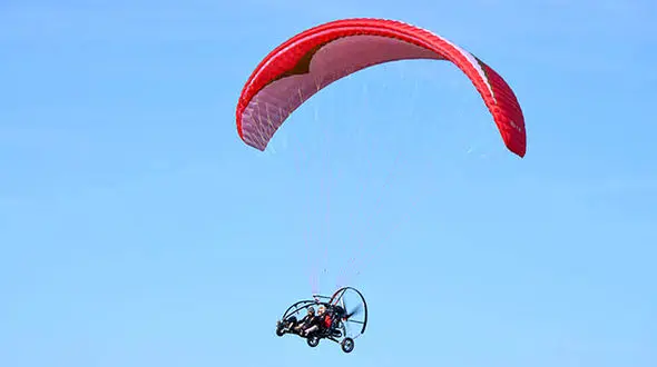 فیلم فرود پاراموتور روی برق فشار قوی در گراش / بین زمین و آسمان آویزان بود + جزییات