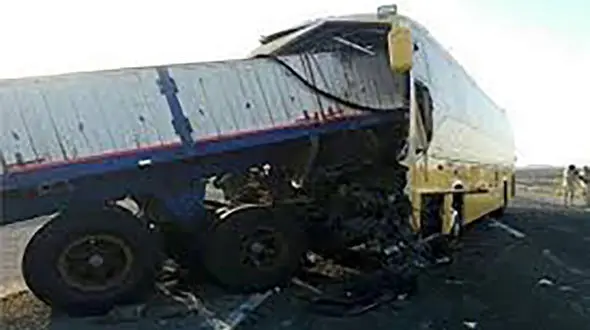 این عکس باورکردنی نیست! / تریلی سوار اتوبوس شد /در سربیشه