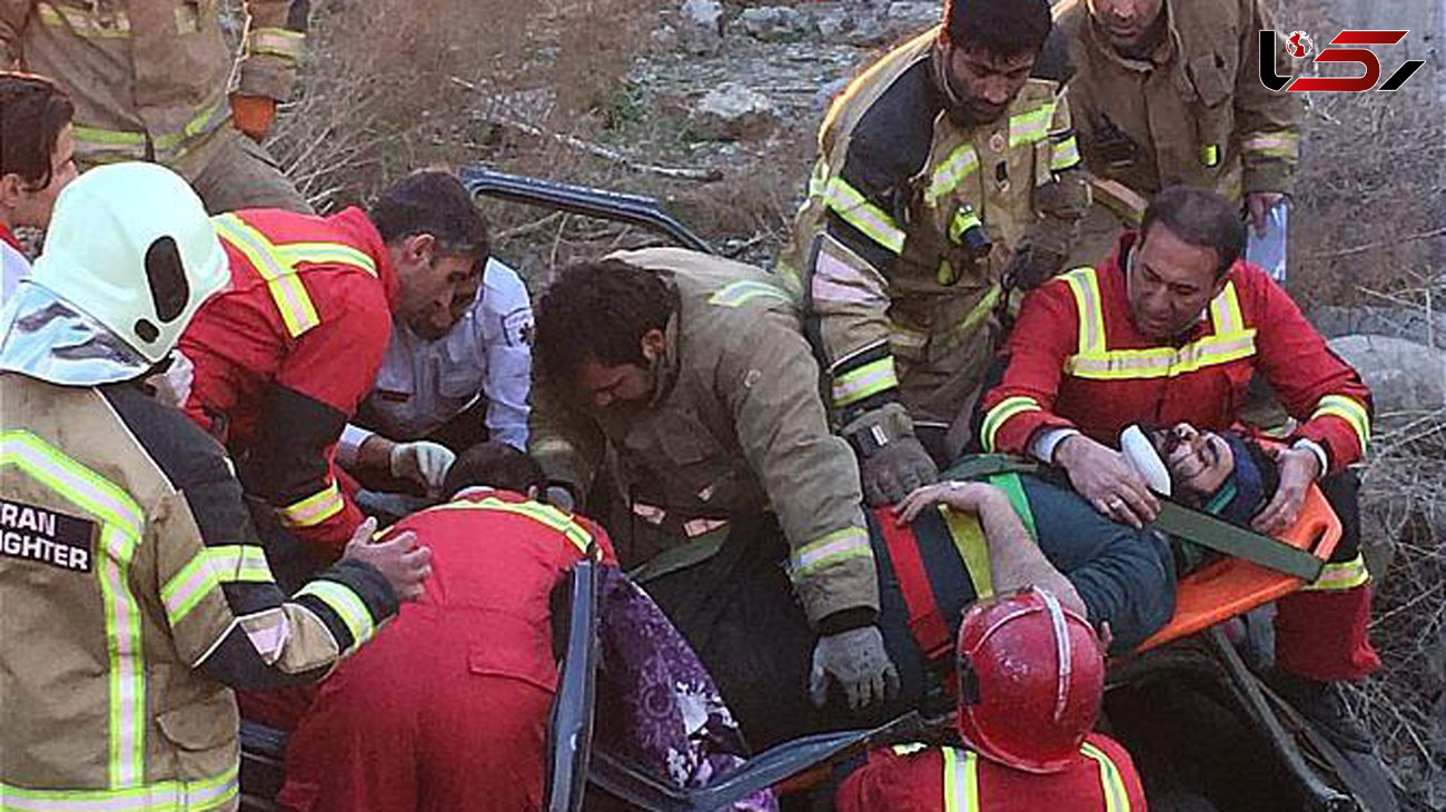 عملیات به موقع آتش نشانان برای نجات 2 سرنشین خودروی واژگون شده + عکس