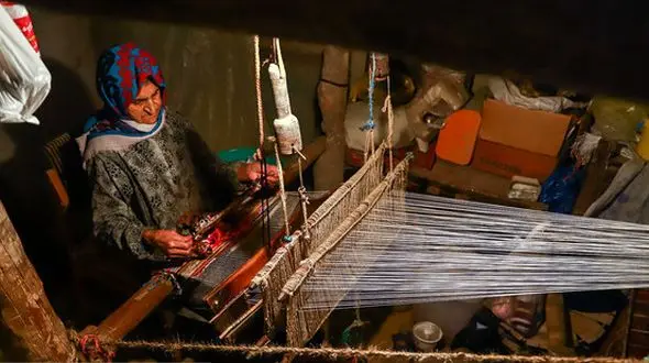 اگر دستتان‌ می‌رسد از «خاله طاهره» جاجیم بخرید