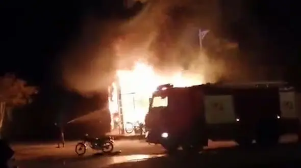 آتش سوزی شبانه در کرمان + فیلم لحظه حادثه