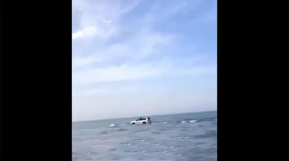 ببینید / رفتن داخل دریای خزر با خودرو