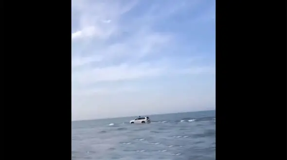 ببینید / رفتن داخل دریای خزر با خودرو
