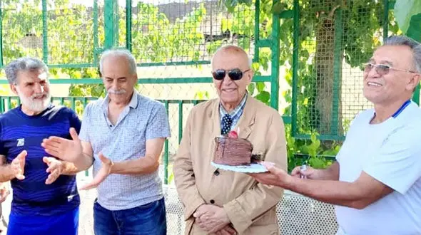 جشن تولد مربی تاثیرگذار در توسعه فوتبال پایه ایران در تمرین تیم پیشکسوتان اقبال 