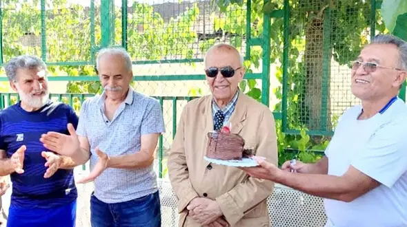 جشن تولد مربی تاثیرگذار در توسعه فوتبال پایه ایران در تمرین تیم پیشکسوتان اقبال 