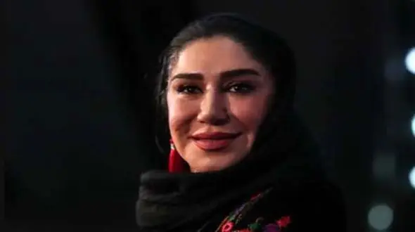 استایل غیرمنتظره و هنری نسیم ادبی با طرح‌های پرنقش‌ونگار که نگاه‌ها را در برنامه “شفرونی” میخکوب کرد! / رقص رنگ و نقش روی لباس بازیگر