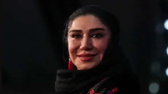استایل غیرمنتظره و هنری نسیم ادبی با طرح‌های پرنقش‌ونگار که نگاه‌ها را در برنامه “شفرونی” میخکوب کرد! / رقص رنگ و نقش روی لباس بازیگر