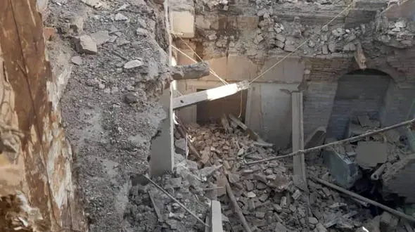 فیلم / ریزش وحشتناک خانه قدیمی در میدان فردوسی 