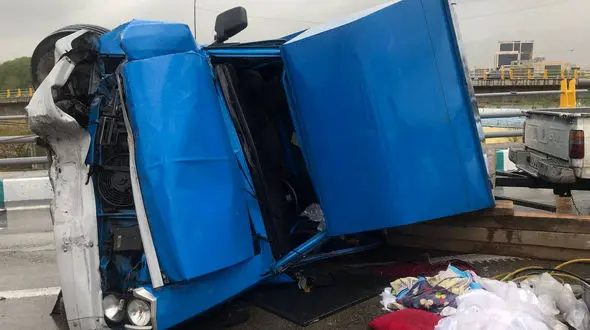 واژگونی مرگبار نیسان آبی در اتوبان کرج