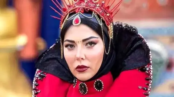 استتار لیلا اوتادی با کلاه کپ و ماسک در کافی شاپ برای اینکه هوادارا نشناسنش!