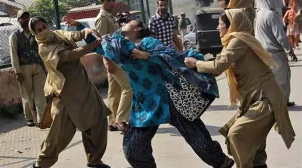 رفتار نامناسب گشت ارشاد هندی ها با دختر جوان!  + عکس