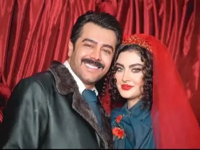 فیلم / نگاهی به جهازبرون خانه مریم مومن نوعروس سینما با سلیقه مادر آذری اش/ از اکسنت وال، مبلمان راحتی و مدرن و شلف مشرف به پذیرایی خانه