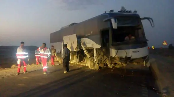 مصدومیت 20 نفر بر اثر برخورد اتوبوس و تریلی
