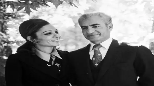 عکس / سفر به ایام قدیم /  بازی والیبال شاه و فرح پهلوی در ویلای کرج / ببینید چه آبشاری می زنه !