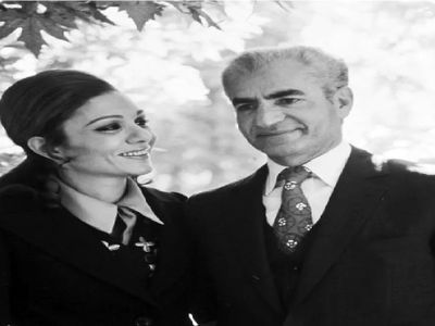 عکس / سفر به ایام قدیم /  بازی والیبال شاه و فرح پهلوی در ویلای کرج / ببینید چه آبشاری می زنه !