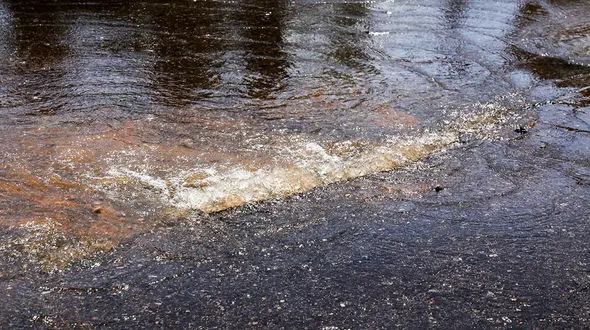 ترکیدگی لوله آب در بزرگراه سعیدی / رانندگان در ترافیک سنگین گرفتار شدند