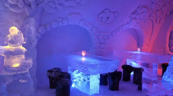 انسان های منجمد شده در یک رستوران