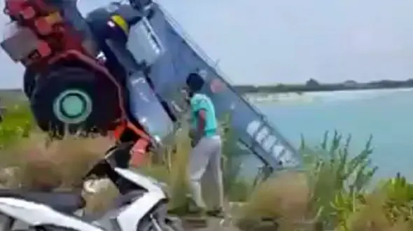 جرثقیل غول پیکر یک کشتی را غرق کرد + فیلم