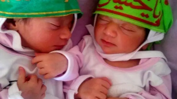 عکس زیبا از حسینی شدن 2 قلوهای یک روزه / این دوقلوها تاسوعا به دنیا آمدند