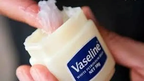 می دانید کاشف وازلین که بود؟ / خواص جادویی وازلین + طرز مصرف وازلین
