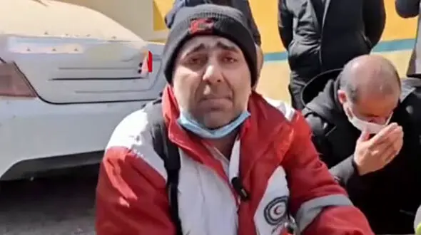 فیلم بغض جگرسوز امدادگر در صحنه زیر آوار ماندن خانواده اش / بمباران خانه های مسکونی در شهر ری