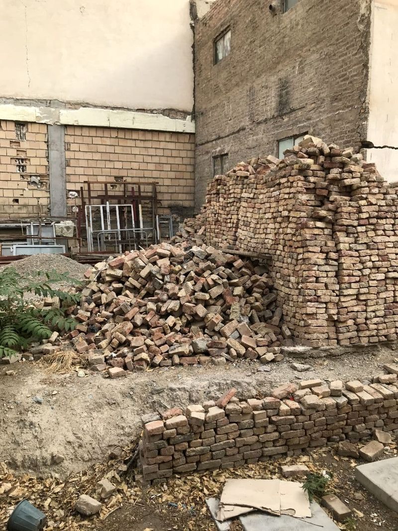 دیوار محل دفن ‎صوراسرافیل و ‎ملک‌المتکلمین خراب شده    