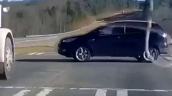 فیلم لحظه تصادف هولناک یک ماشین با کامیون در جاده