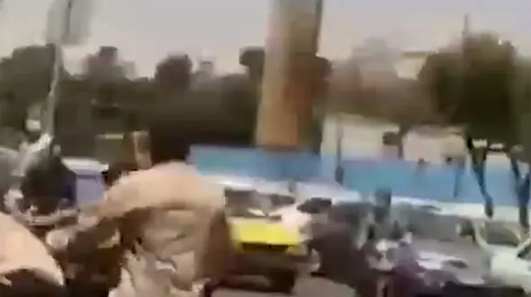 کتک زدن دستفروش بیچاره توسط ماموران شهرداری در شهر ری تهران + فیلم 