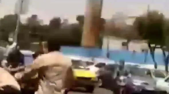 کتک زدن دستفروش بیچاره توسط ماموران شهرداری در شهر ری تهران + فیلم 