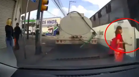 فیلم وحشتناک از صحنه ای نفسگیر  / دختر حواس پرت فقط یک سانت با مرگ فاصله داشت