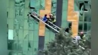 فیلم لحظه نجات 8 زن و مرد رشتی از شعله های آتش در مجتمع تجاری میدان گلسار