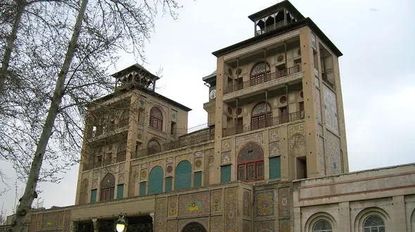 تصاویری بینظیر که هوش مصنوعی از خانه‌های مدرن با معماری قاجار طراحی کرد! + عکس