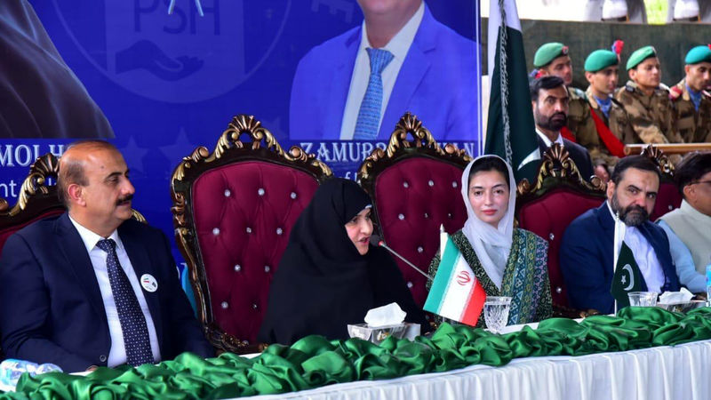 جمیله علم الهدی که رئیس جمهور را در سفر به پاکستان همراهی کرد در دانشگاه اقتصاد لاهور به سخنرانی پرداخت