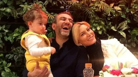 فیلم/ نگاهی به دکوراسیون  فوق لوکس خانه شبیه کاخ فریبا نادری و شوهر دامدارش .../ بی خودی نیست خودش رو بالاتر از نرگس محمدی می دونه ...