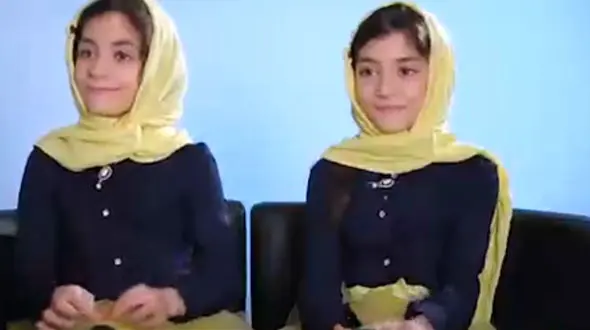 پای حرف‌های دوقلوهای دوست داشتنی که پاسخ های نابی می زنند+فیلم