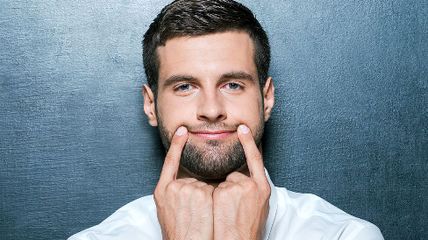 چگونه بفهمیم یک لبخند واقعی است یا ساختگی؟ راهنمای تشخیص خنده