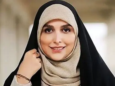 نگاهی به پاریس گردی مژده لواسانی با چادر و حجاب کامل/ باعث افتخاری بانو+عکس