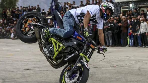 توقیف موتور سنگین قهرمان ایران توسط پلیس راه تهران - قم ! + فیلم ناراحتی قهرمان موتورسواری