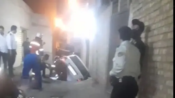 فرورفتن خودرو در گودال ناشی از نشست زمین در کاشان + فیلم 