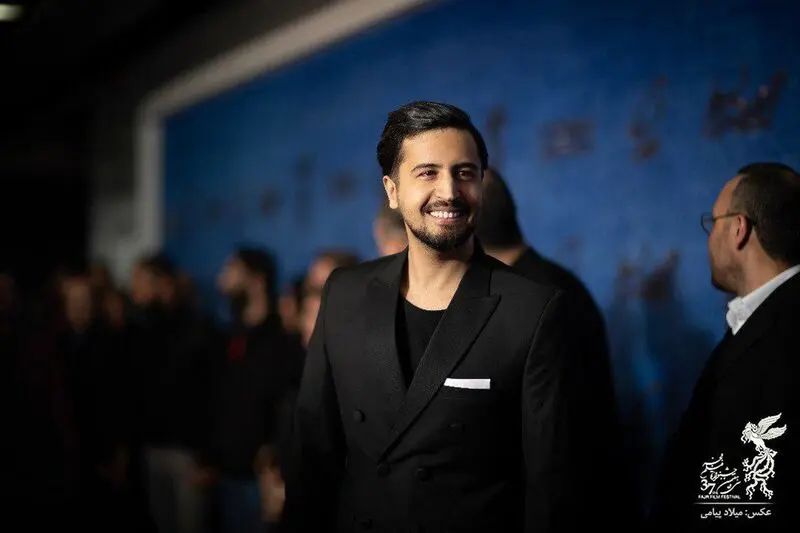 حمید فرخ‌نژاد، ساره بیات و بازیگران «سمفونی نهم» در مراسم فرش قرمز جشنواره فجر
