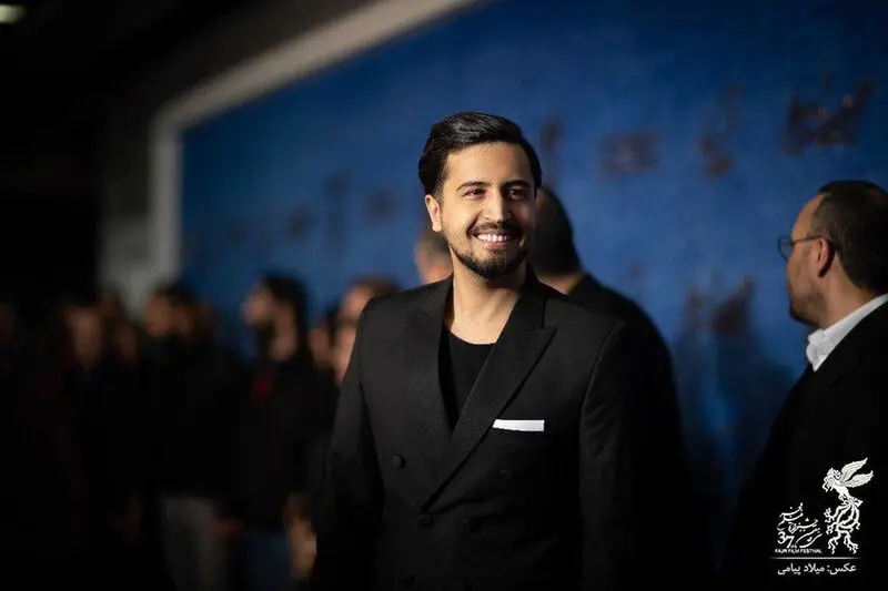 حمید فرخ‌نژاد، ساره بیات و بازیگران «سمفونی نهم» در مراسم فرش قرمز جشنواره فجر
