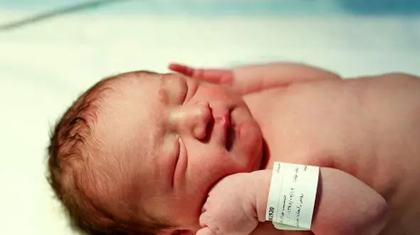 حضور خانم مجری با نوزادش در پخش زنده تلویزیون/ گلایه های خانم مجری از بچه دار شدن و تغییر سبک زندگی اش + عکس