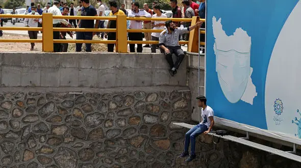 5 عکس از لحظه خودکشی جوان یزدی + جزییات