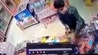 فیلم لحظه سرقت مسلحانه از یک سوپرمارکت 