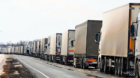  قاچاقچیان، کارکنان گمرک را سنگ‌باران می‌کنند/ جان رانندگان در خطر است 